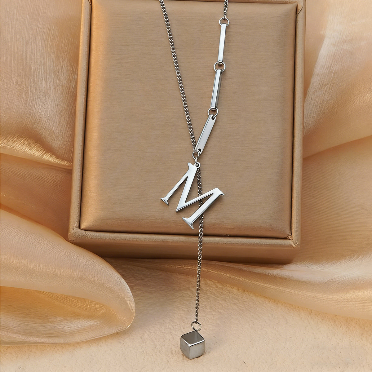 Stainless steel 26 letter pendant necklace, versatile and non-fading