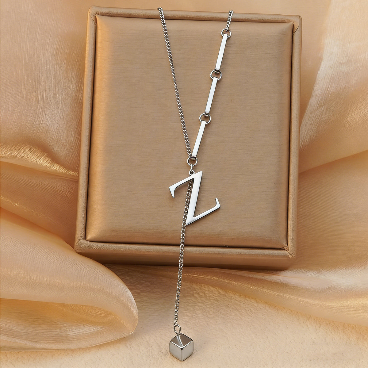 Stainless steel 26 letter pendant necklace, versatile and non-fading