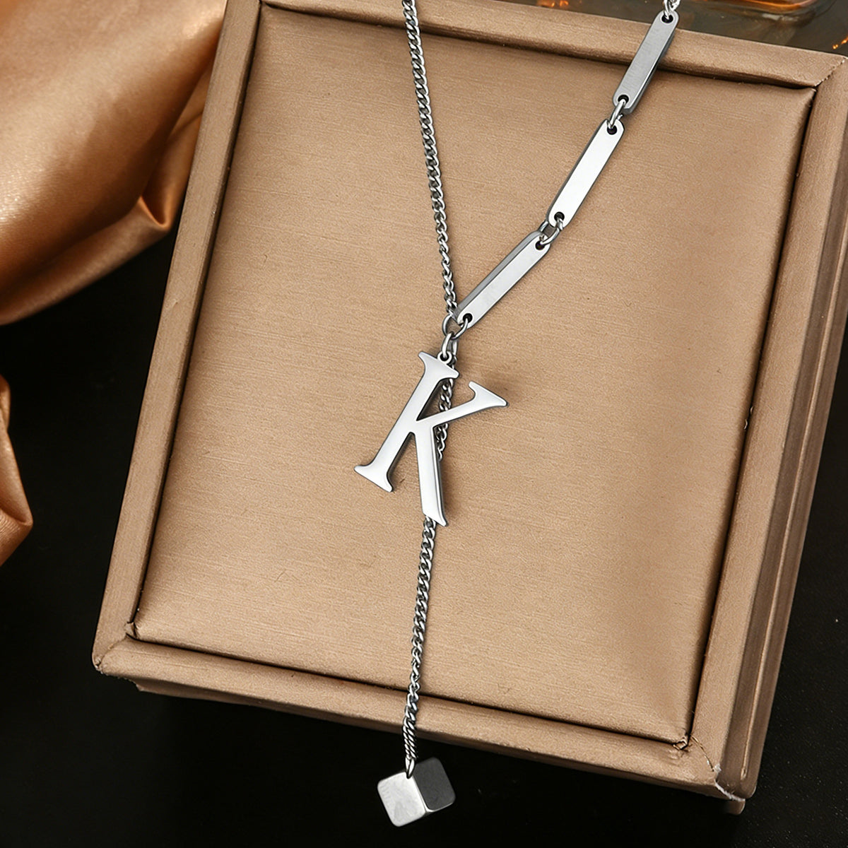 Stainless steel 26 letter pendant necklace, versatile and non-fading