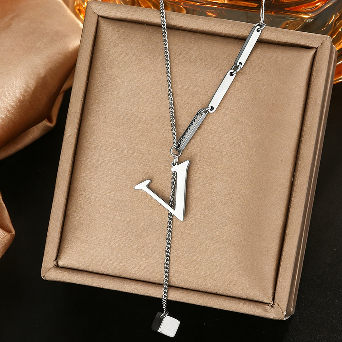 Stainless steel 26 letter pendant necklace, versatile and non-fading