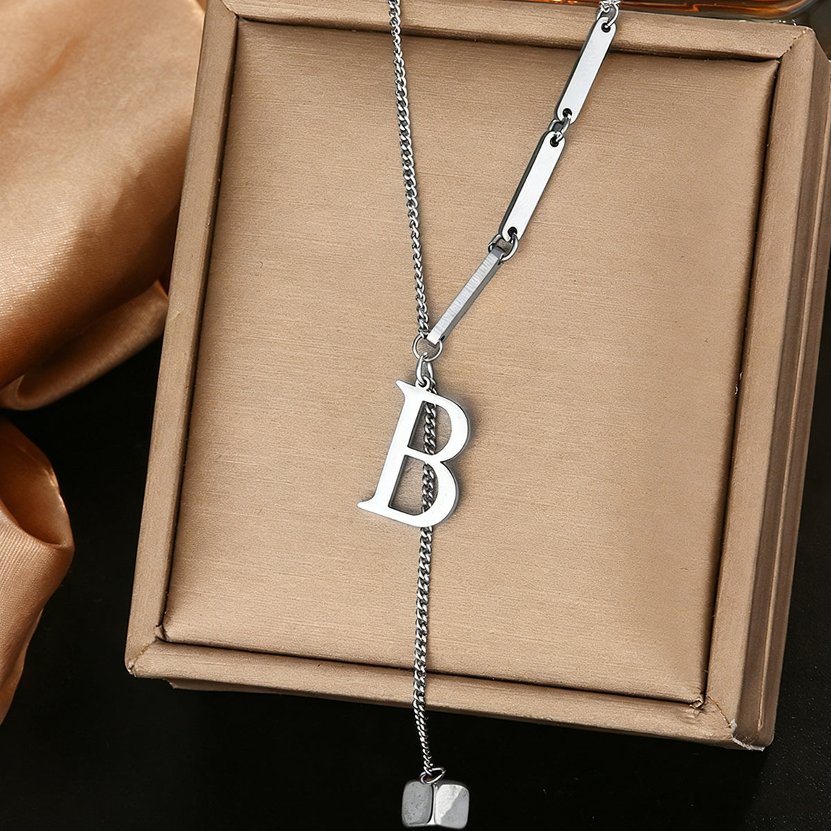 Stainless steel 26 letter pendant necklace, versatile and non-fading