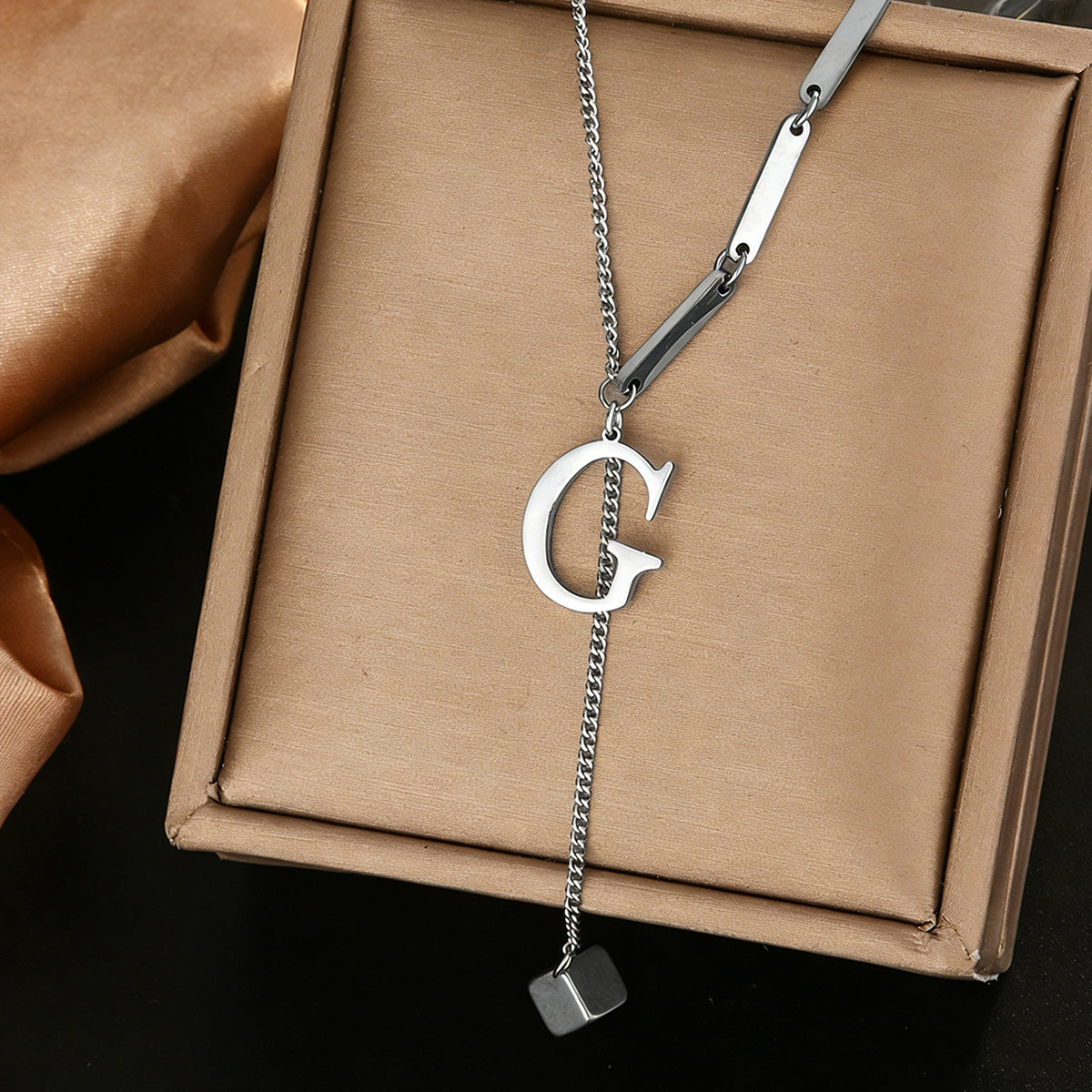 Stainless steel 26 letter pendant necklace, versatile and non-fading