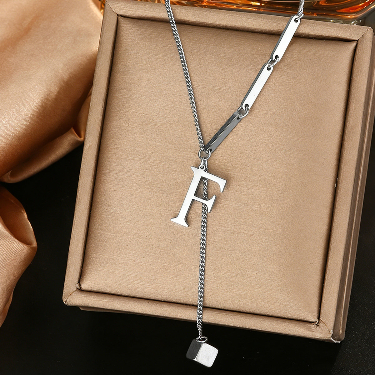 Stainless steel 26 letter pendant necklace, versatile and non-fading