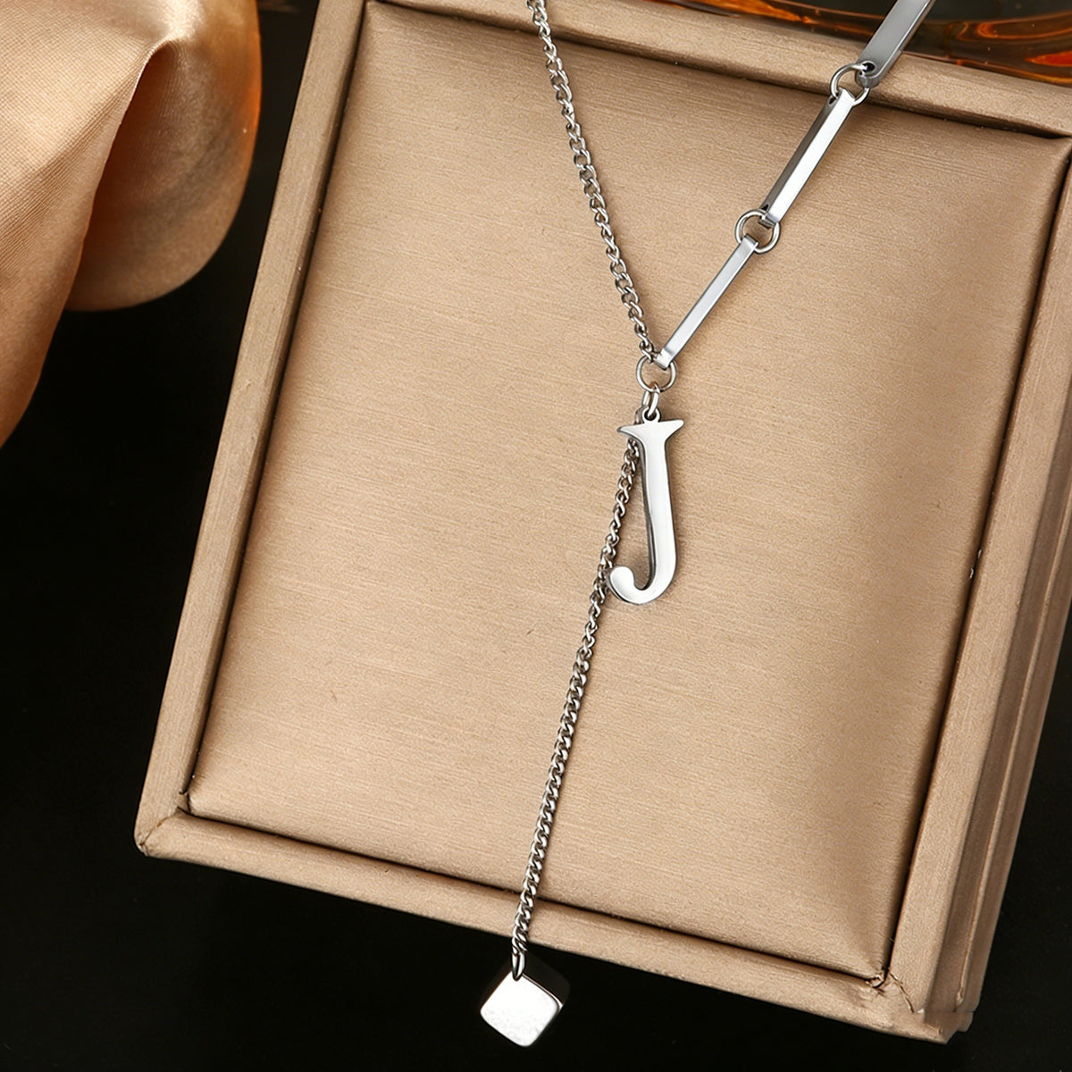Stainless steel 26 letter pendant necklace, versatile and non-fading