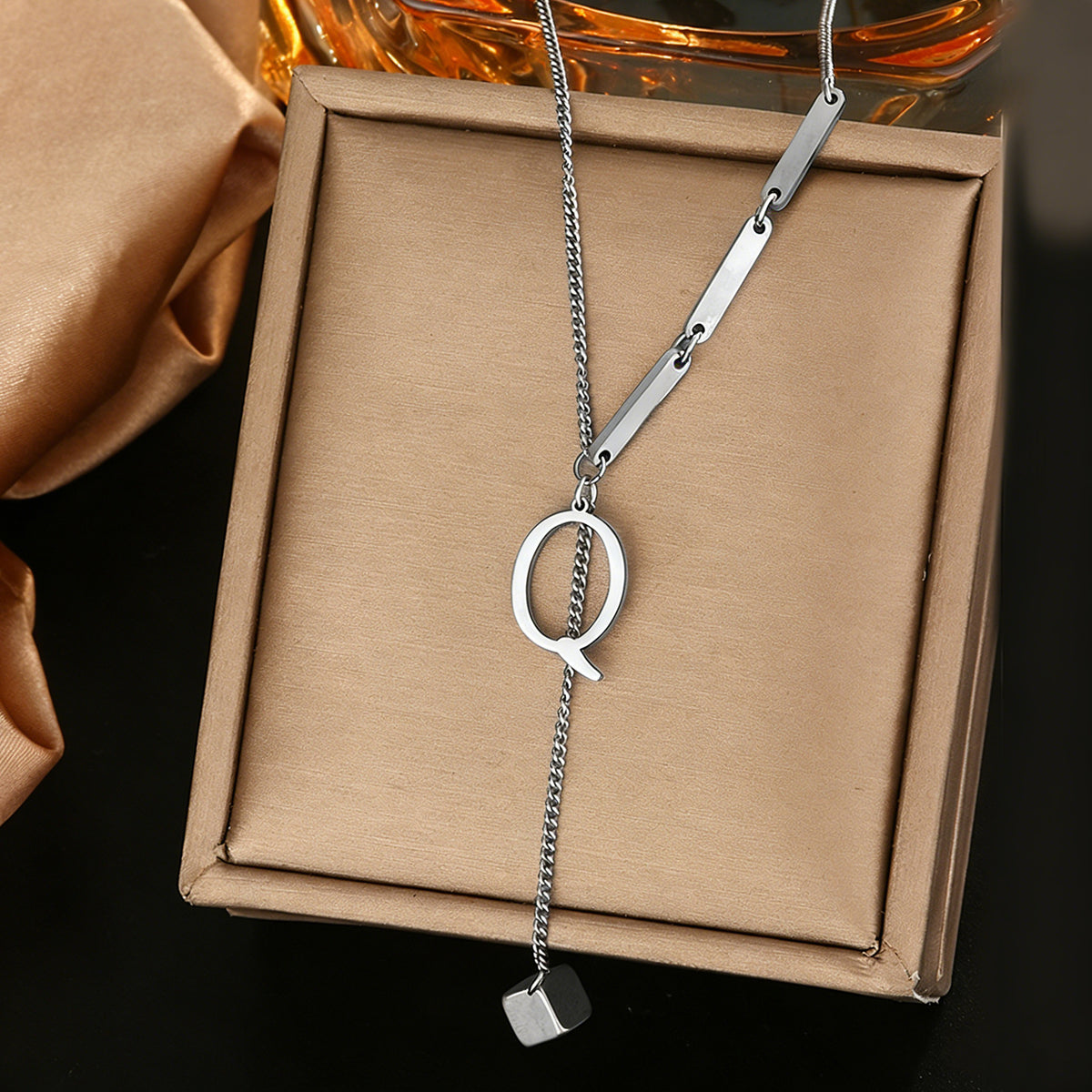 Stainless steel 26 letter pendant necklace, versatile and non-fading