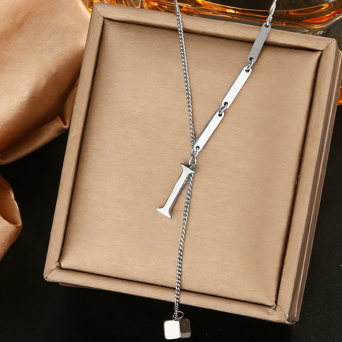 Stainless steel 26 letter pendant necklace, versatile and non-fading
