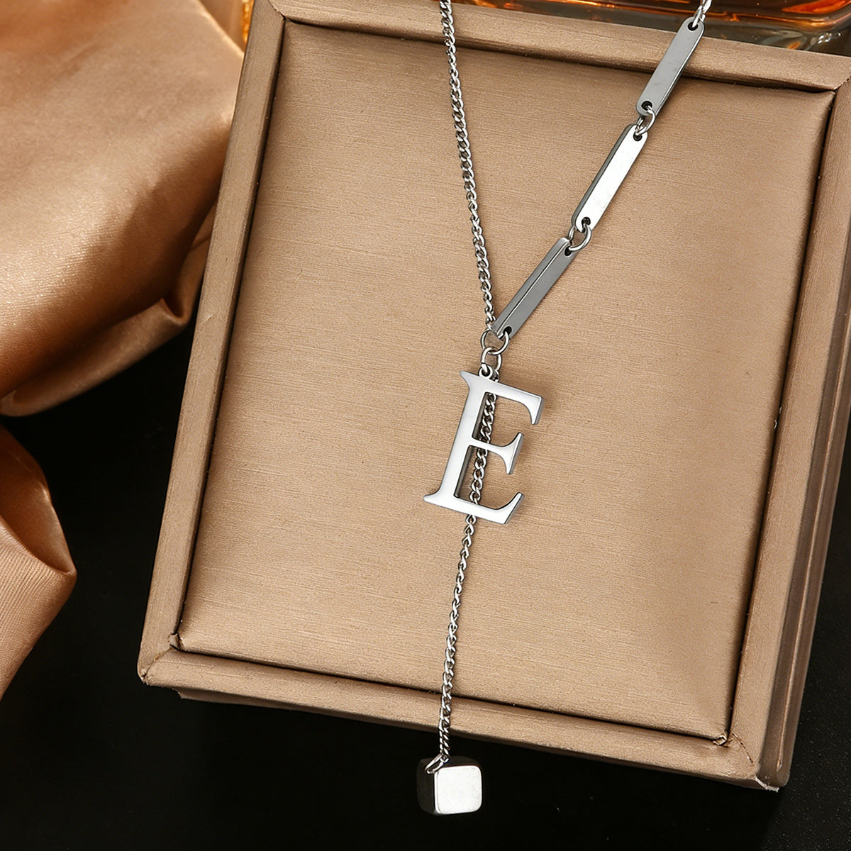 Stainless steel 26 letter pendant necklace, versatile and non-fading