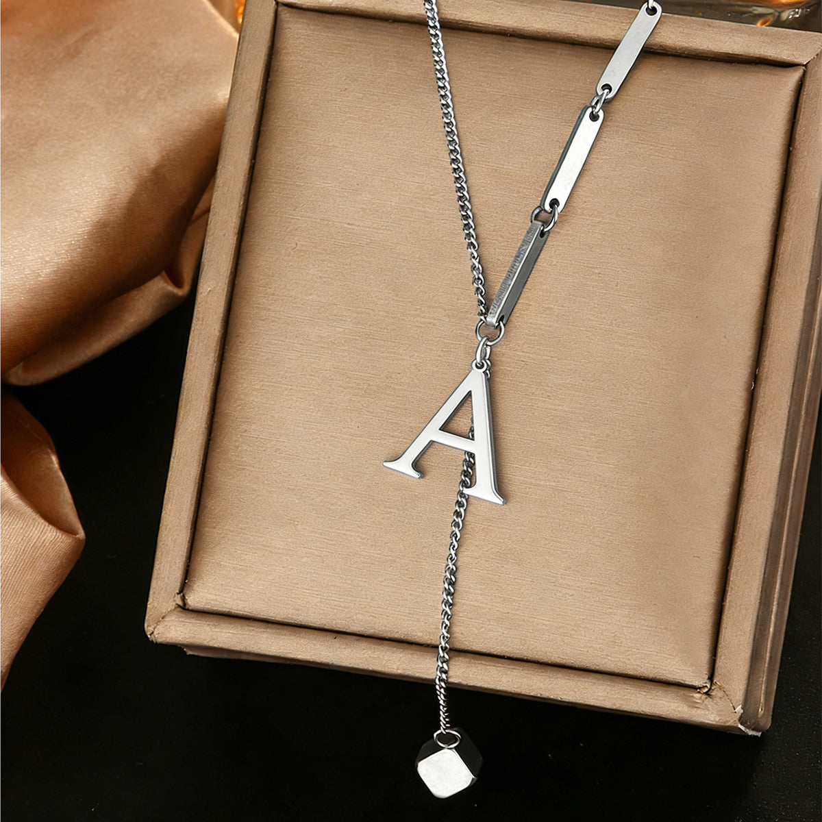 Stainless steel 26 letter pendant necklace, versatile and non-fading