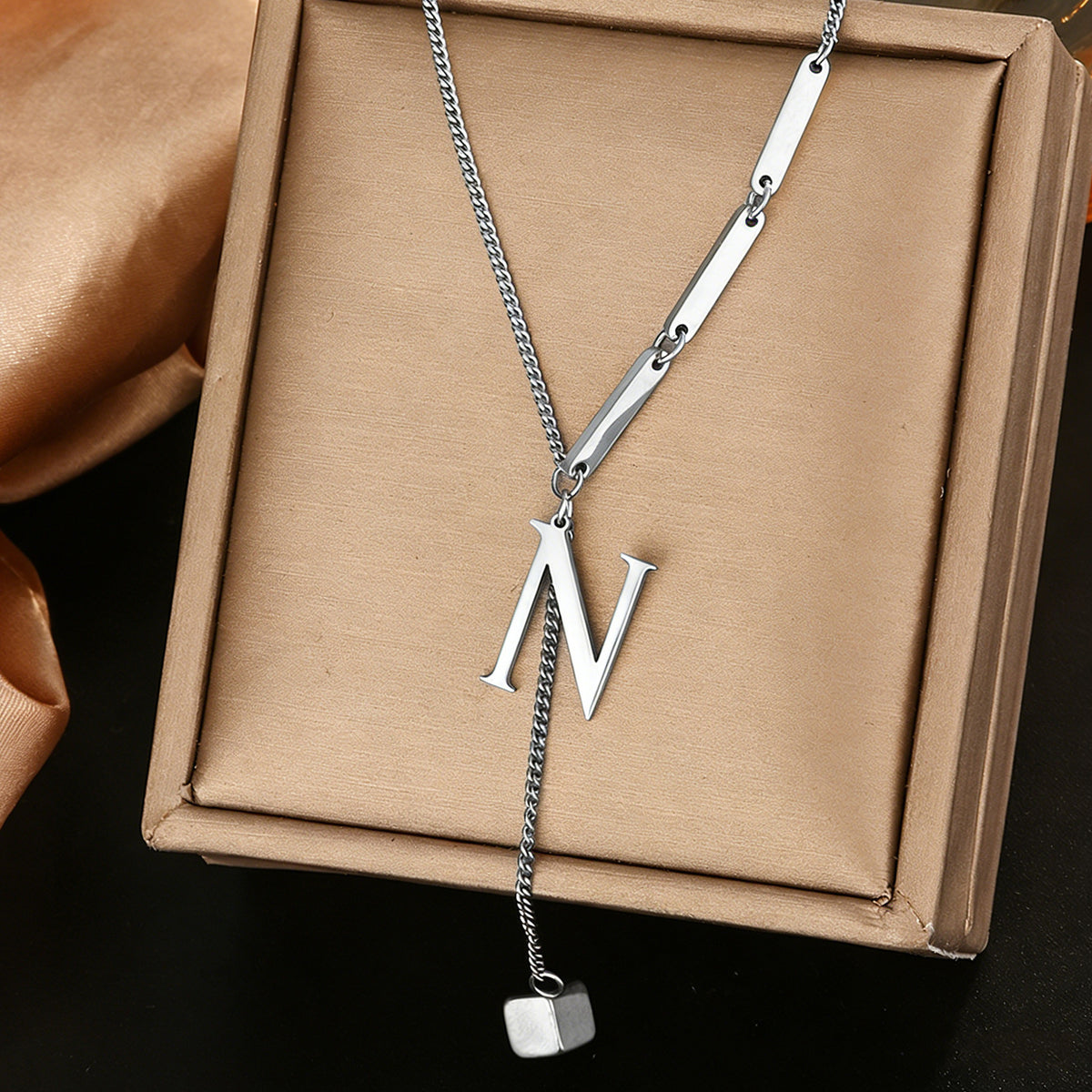 Stainless steel 26 letter pendant necklace, versatile and non-fading