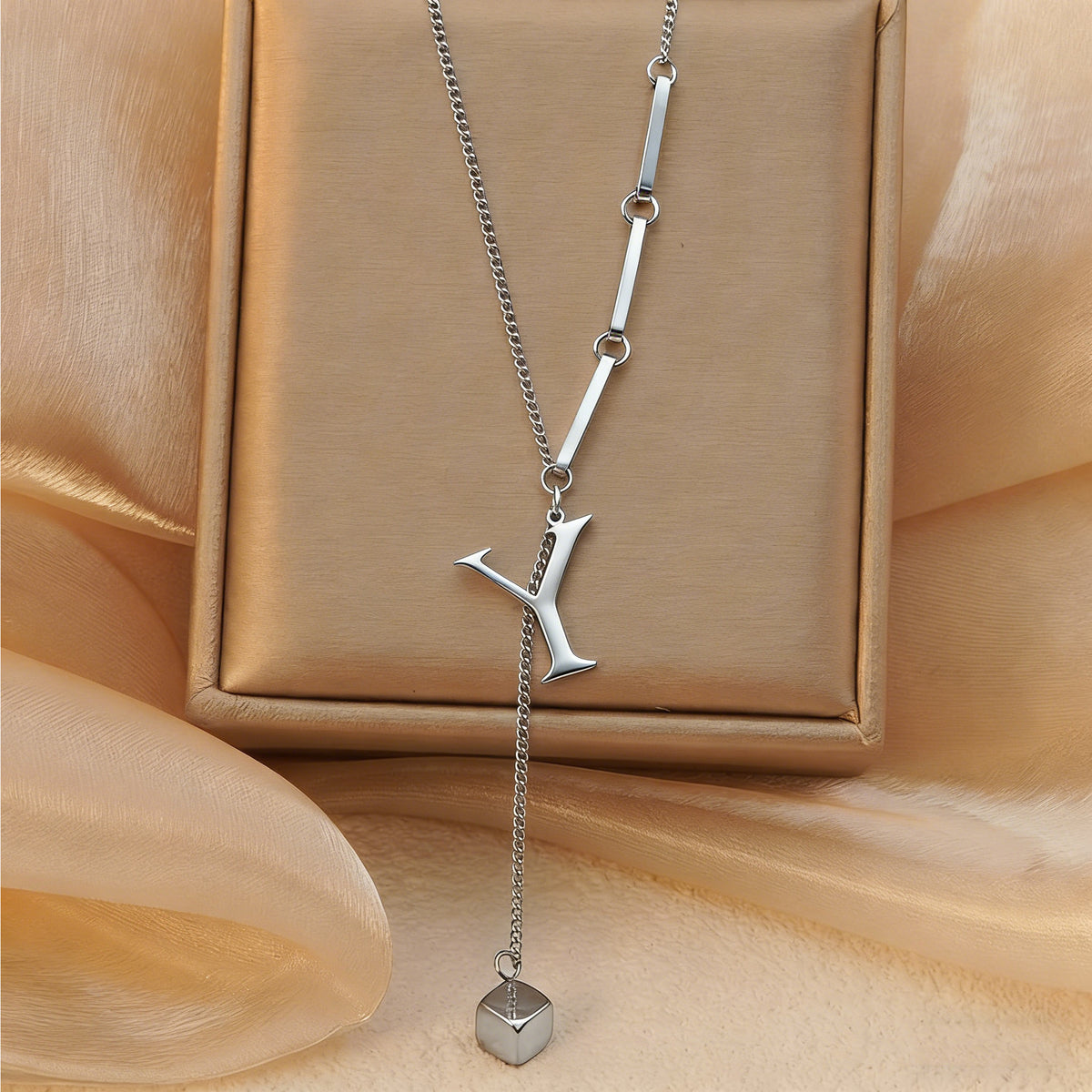 Stainless steel 26 letter pendant necklace, versatile and non-fading