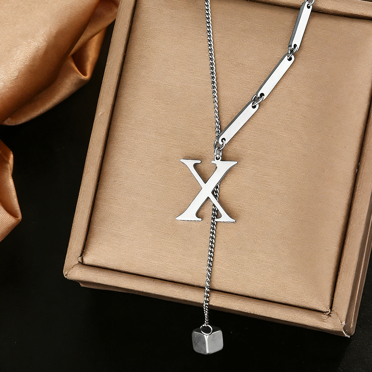 Stainless steel 26 letter pendant necklace, versatile and non-fading