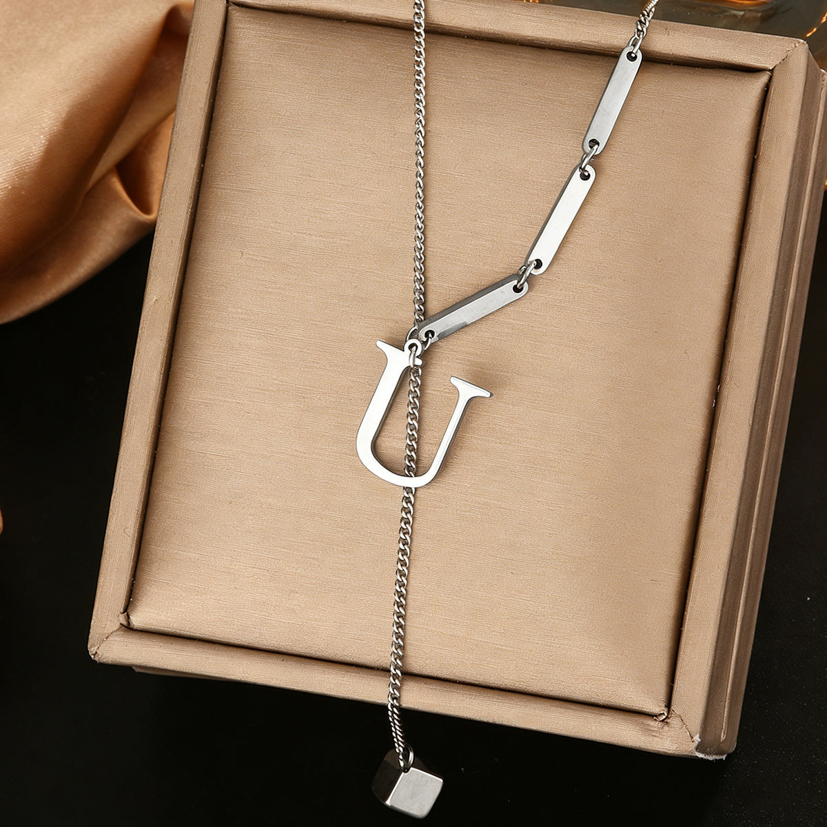 Stainless steel 26 letter pendant necklace, versatile and non-fading
