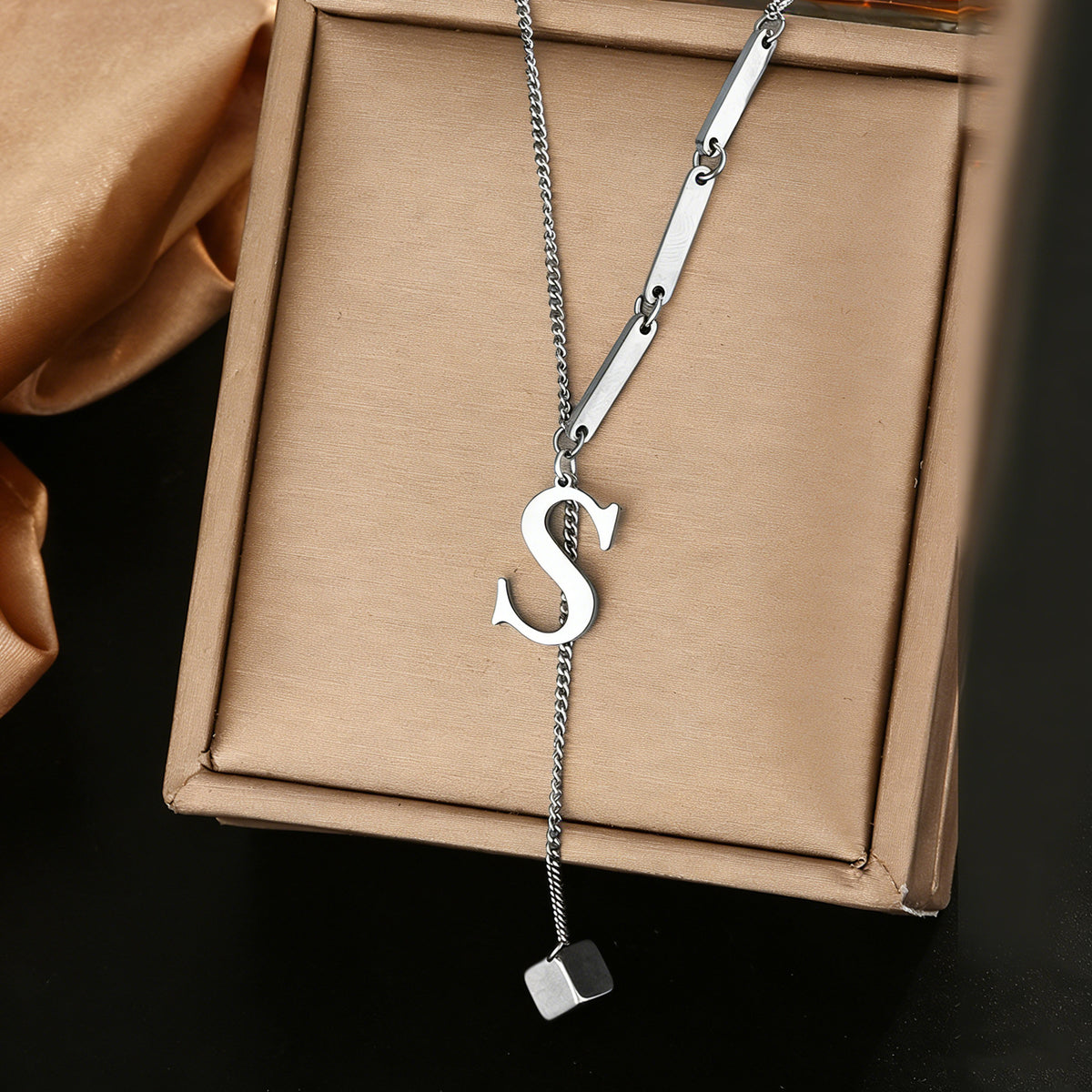 Stainless steel 26 letter pendant necklace, versatile and non-fading