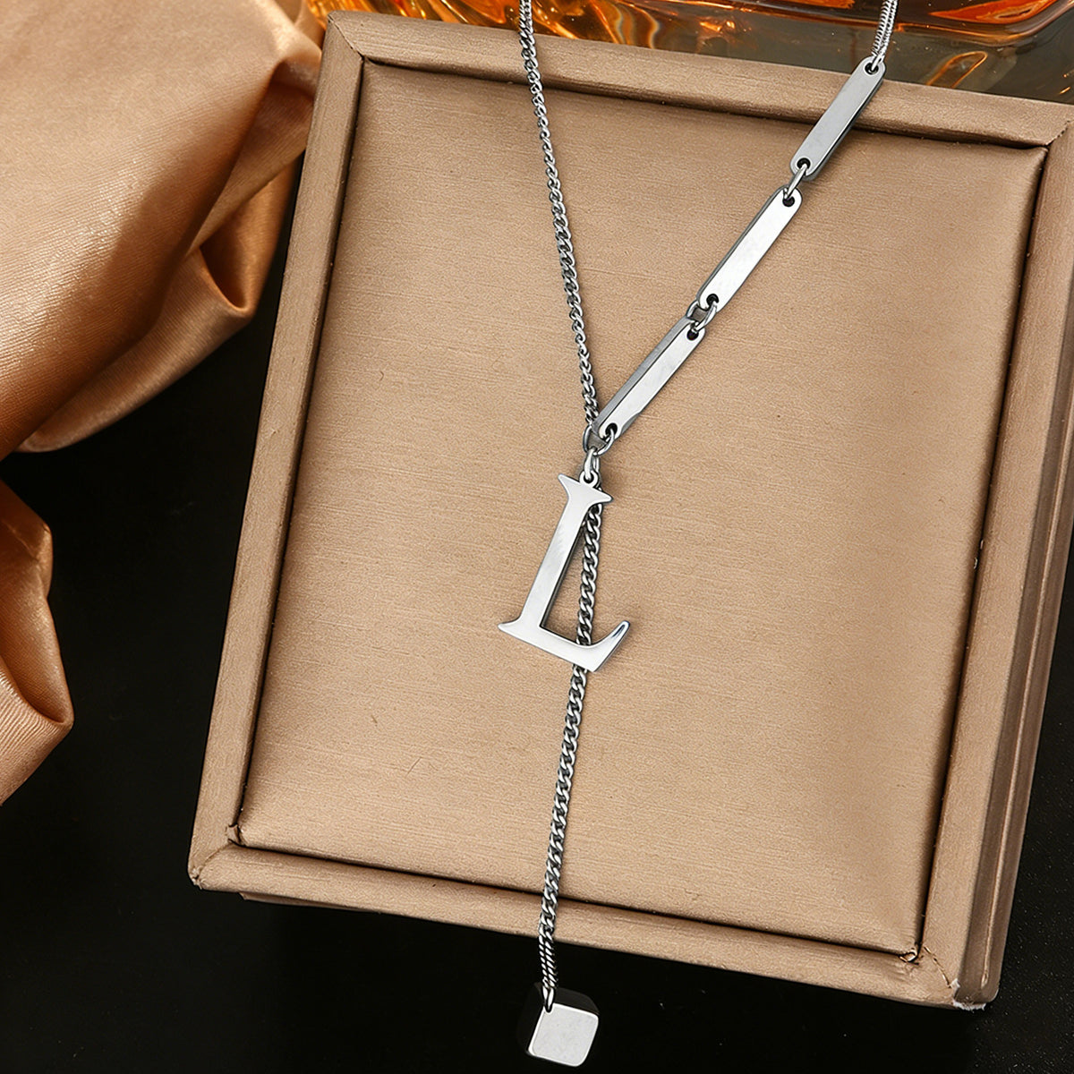 Stainless steel 26 letter pendant necklace, versatile and non-fading
