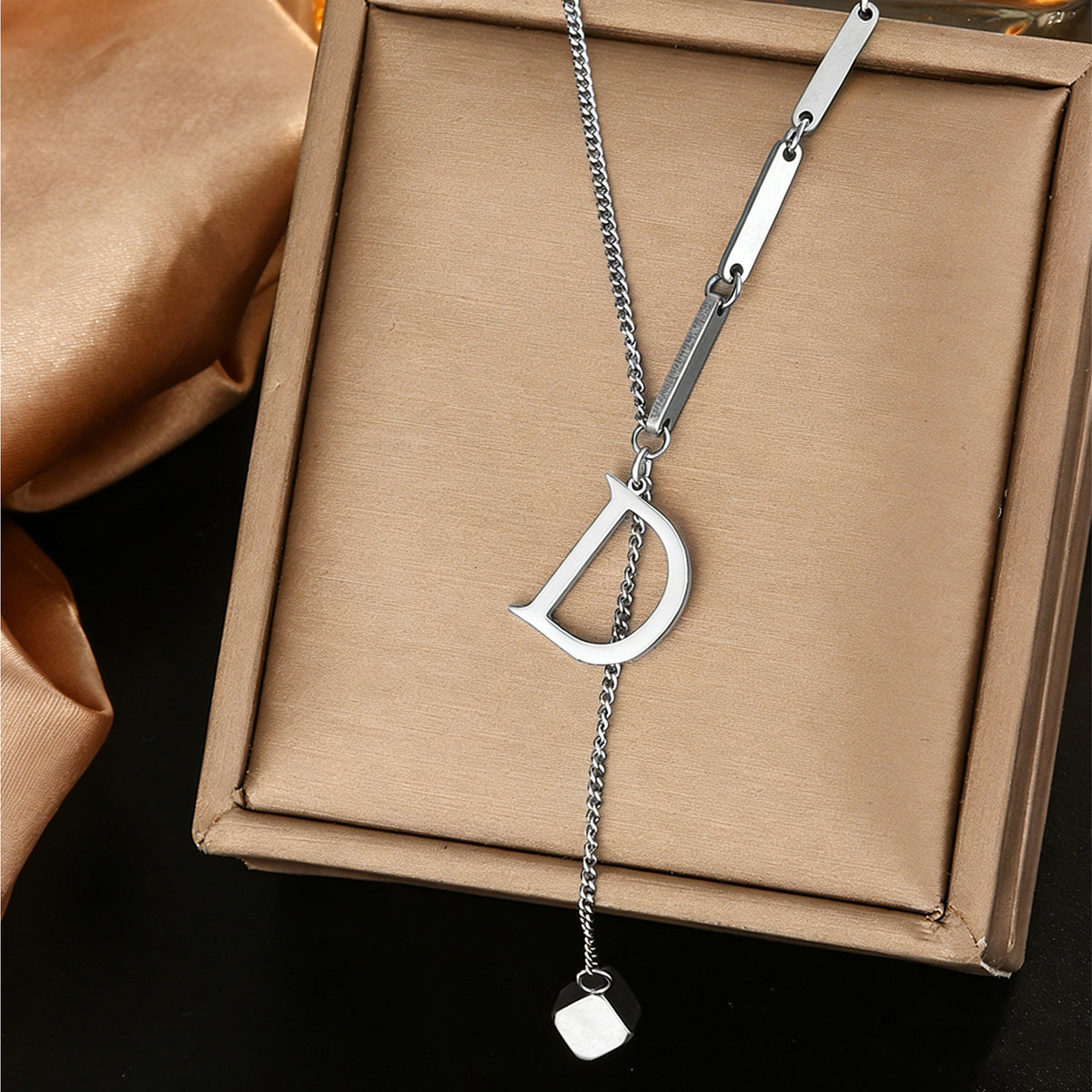 Stainless steel 26 letter pendant necklace, versatile and non-fading