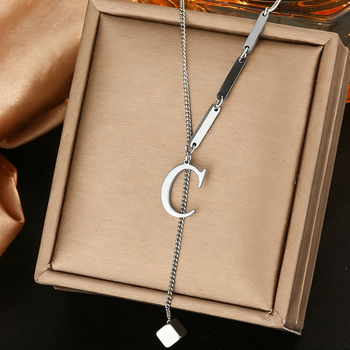 Stainless steel 26 letter pendant necklace, versatile and non-fading