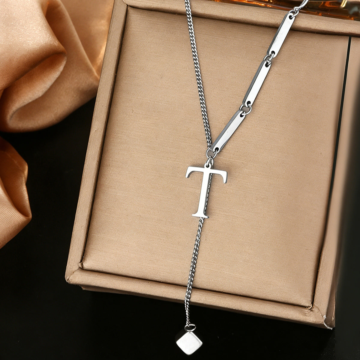 Stainless steel 26 letter pendant necklace, versatile and non-fading