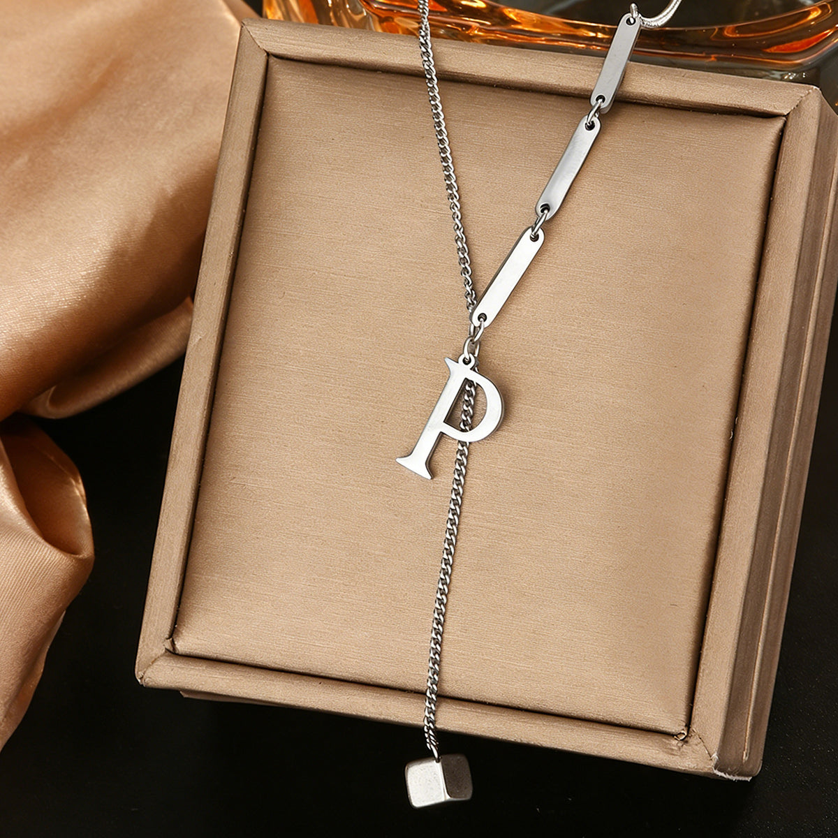Stainless steel 26 letter pendant necklace, versatile and non-fading