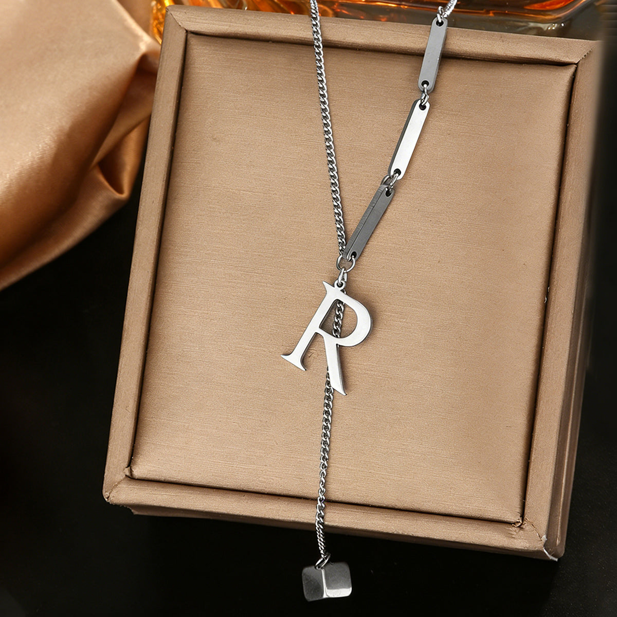 Stainless steel 26 letter pendant necklace, versatile and non-fading