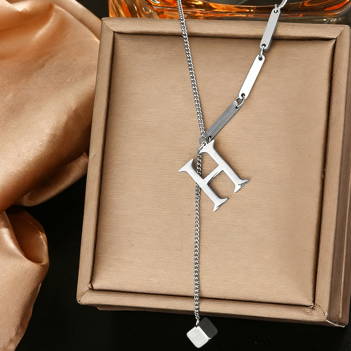 Stainless steel 26 letter pendant necklace, versatile and non-fading